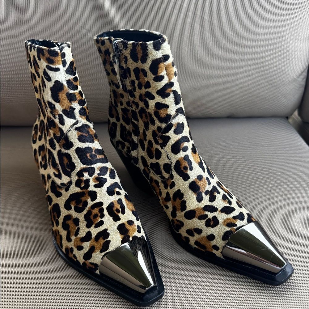 DUNDAS x REVOLVE Gigi Bootie in Tan – Leopard Print – Metal Toe – Size 8,5 - Picture 6 of 11
